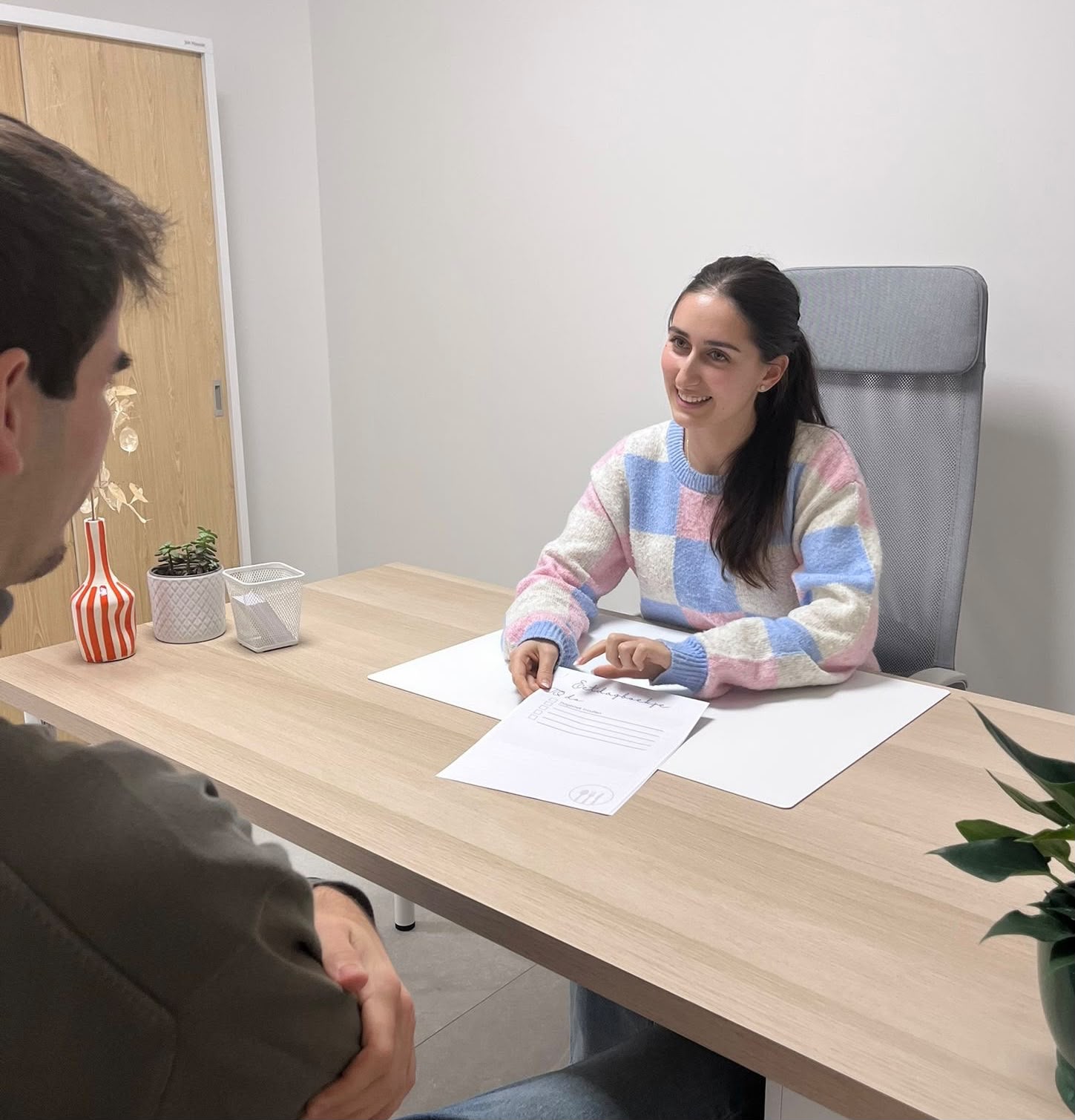 Diëtiste Noa in gesprek met een cliënt tijdens een consultatie in Erpe-Mere